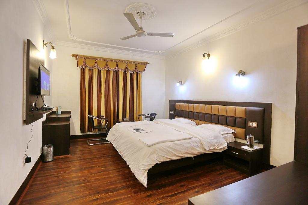 Hotel Ibni Kabeer Srīnagar Zewnętrze zdjęcie