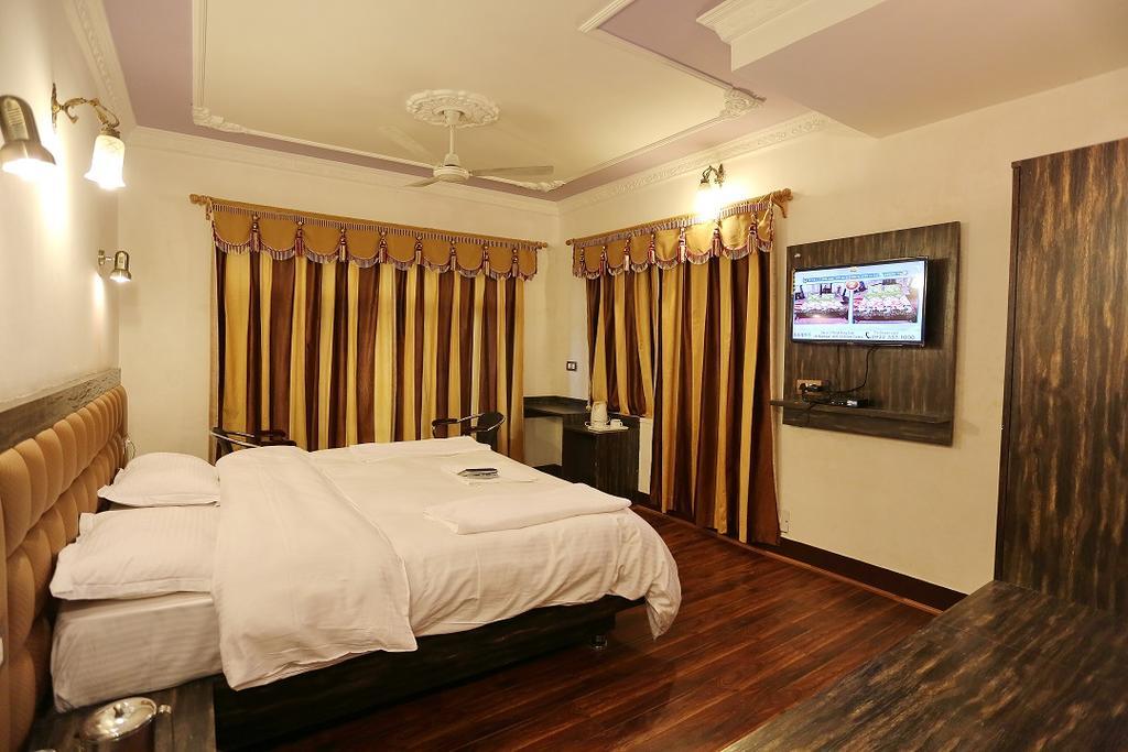 Hotel Ibni Kabeer Srīnagar Zewnętrze zdjęcie