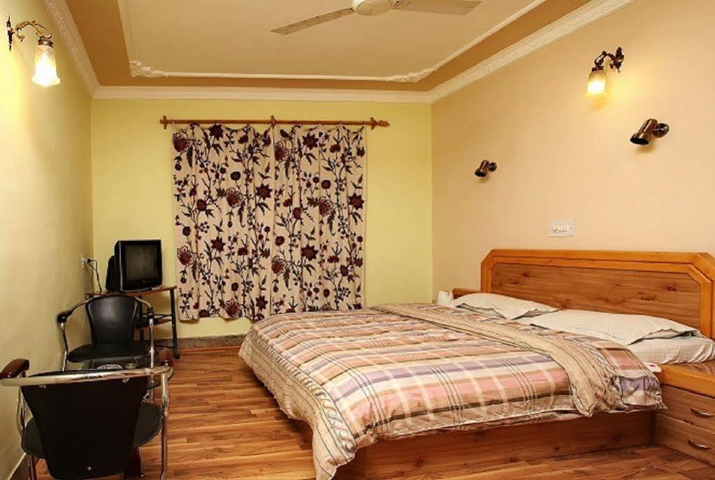 Hotel Ibni Kabeer Srīnagar Zewnętrze zdjęcie