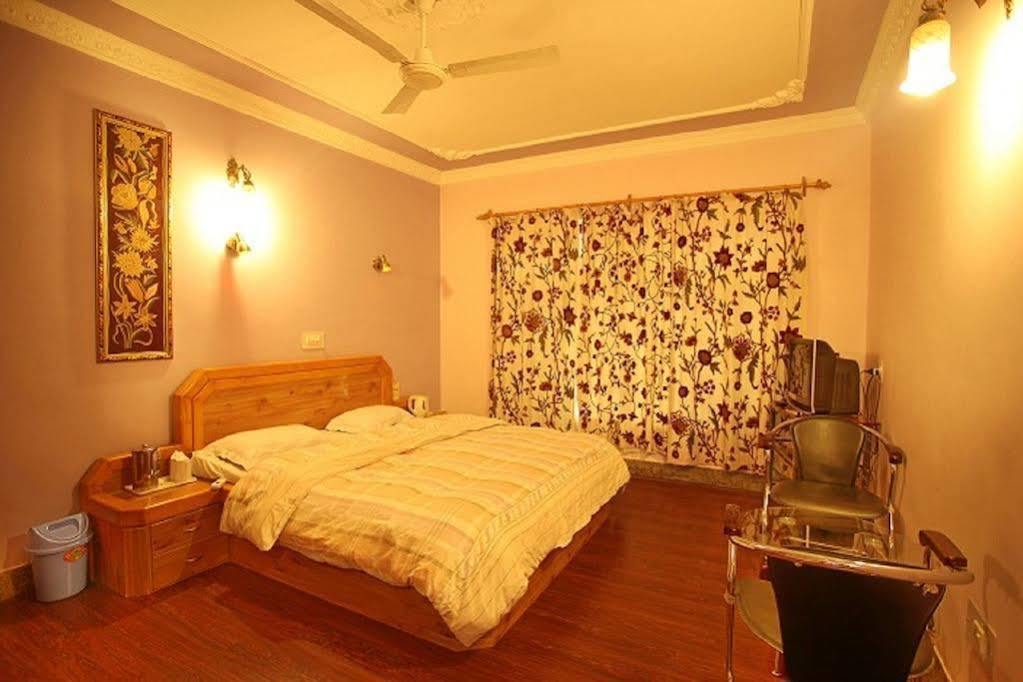 Hotel Ibni Kabeer Srīnagar Zewnętrze zdjęcie
