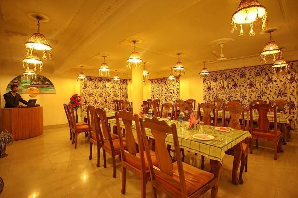 Hotel Ibni Kabeer Srīnagar Zewnętrze zdjęcie