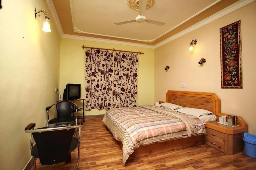 Hotel Ibni Kabeer Srīnagar Zewnętrze zdjęcie